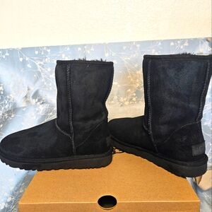 UGG, Classic Short Boot, Black, Size 7, KB244
